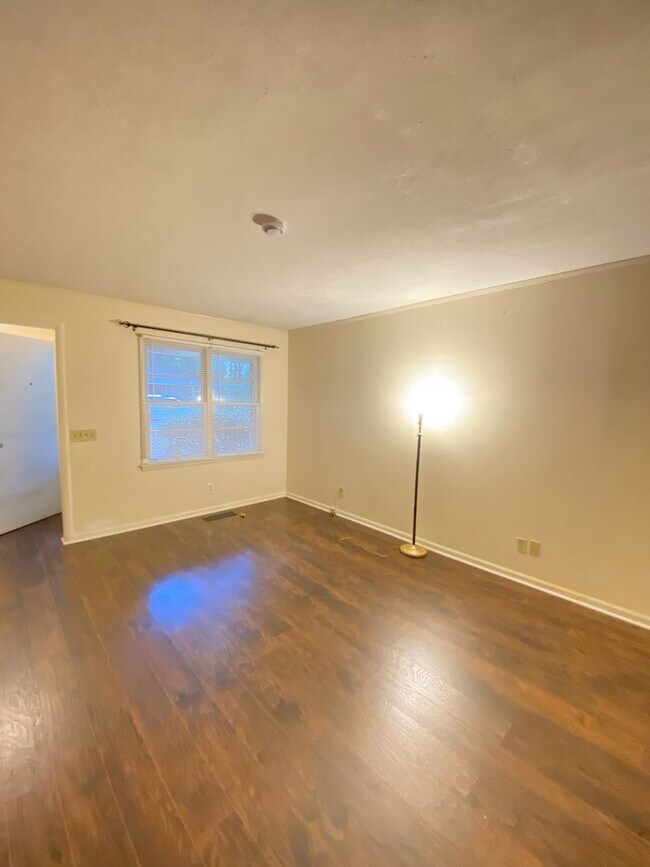 Building Photo - Great Location!!