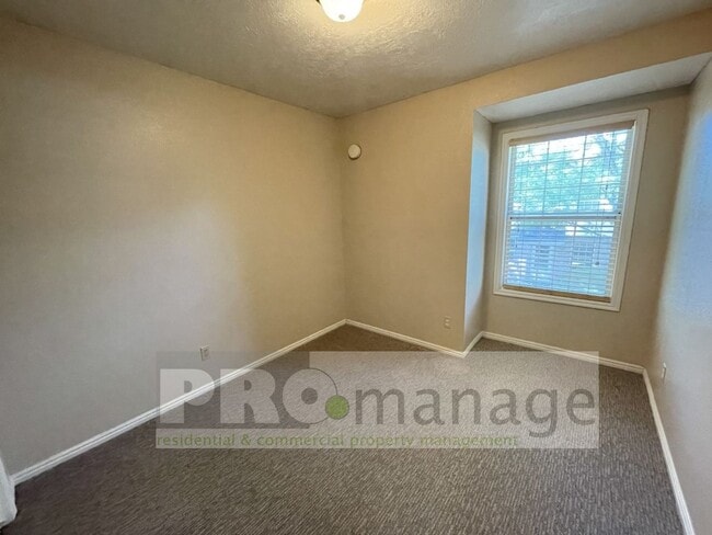 Building Photo - 3 Bed / 2.5 Bath Town Home w/ 2 Car Garage...