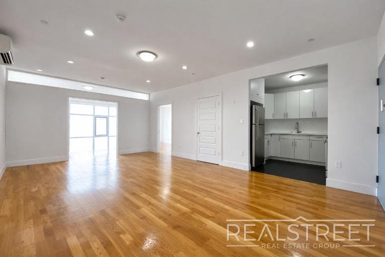 Building Photo - LUXURY 2.5 Bed  in Queens!