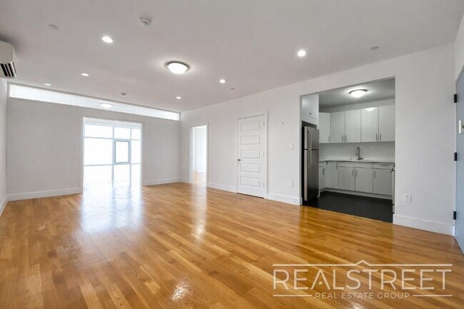 Building Photo - LUXURY 2.5 Bed  in Queens!