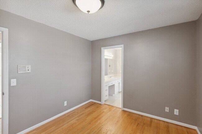 Building Photo - 220 Bartonwood Dr