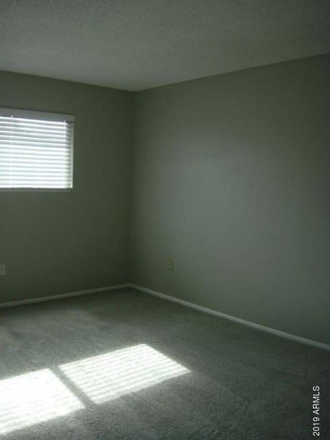 Building Photo - 2 BEDROOM 1 BATH UPSTIARS UNIT WITH BALCONY FRONT AND BACK