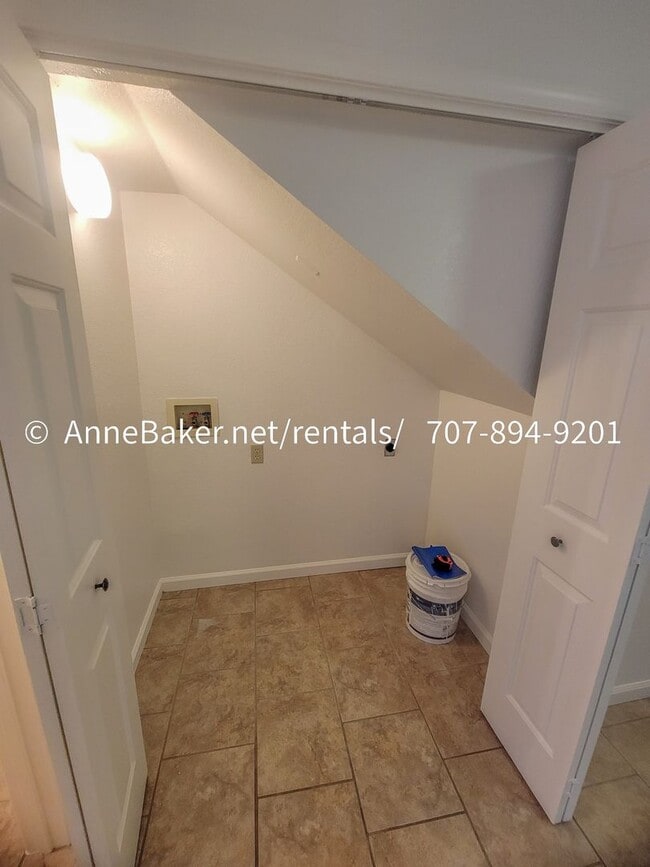 Building Photo - Cloverdale Meadow Condo Available Now