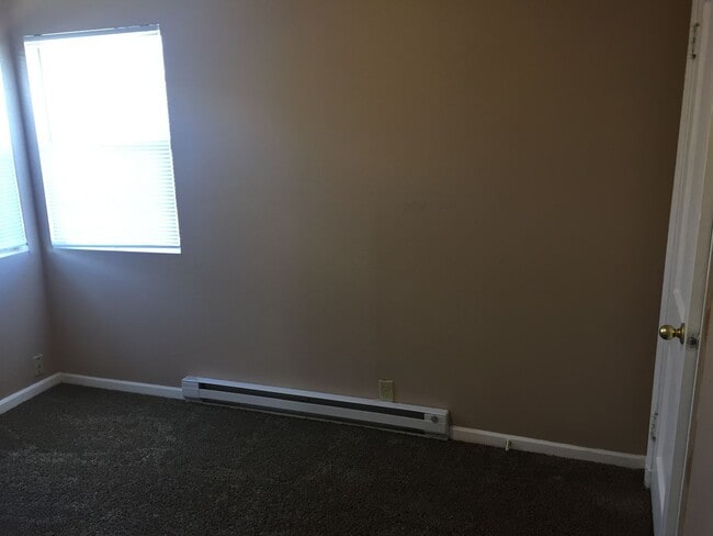 Building Photo - $1000 - 2 Bedroom 1 Bath Duplex - Newly Re...