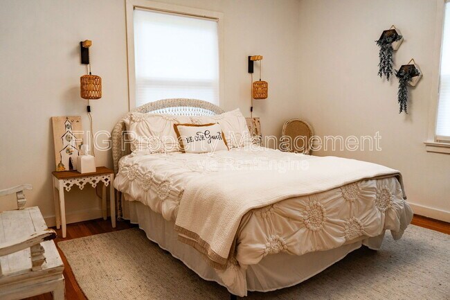 Building Photo - 3622 Hillvale Cir