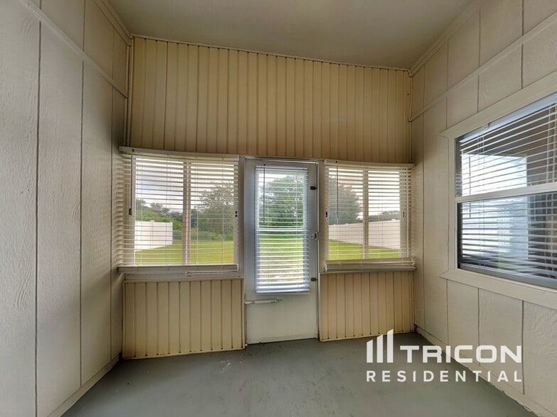 Building Photo - 2118 Deerfield Dr