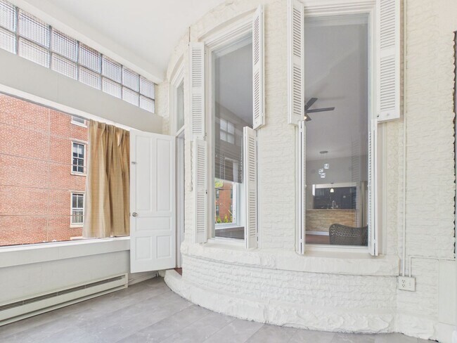 Building Photo - 1017 N Front St