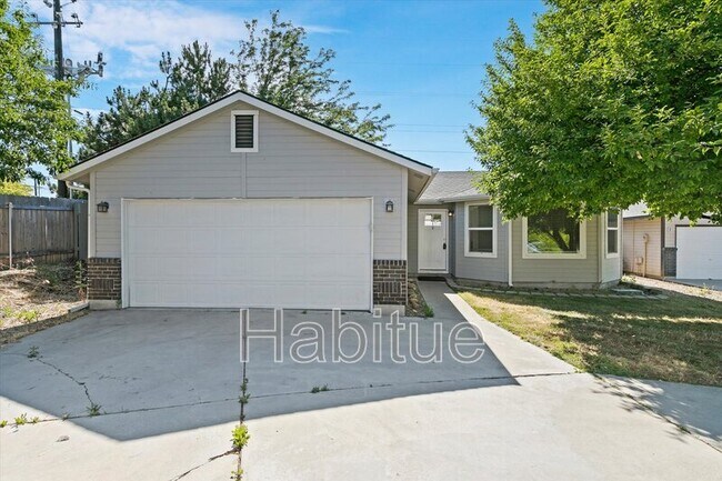 Building Photo - 2041 E Oakridge Ct