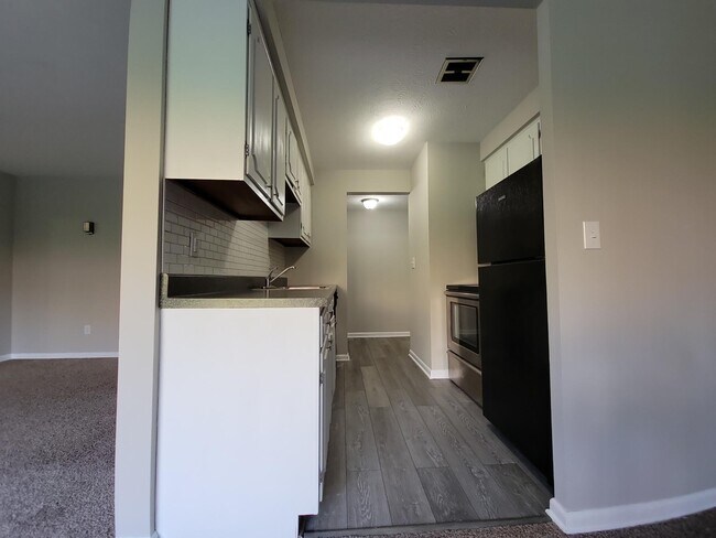 Building Photo - 22121 River Oaks Dr