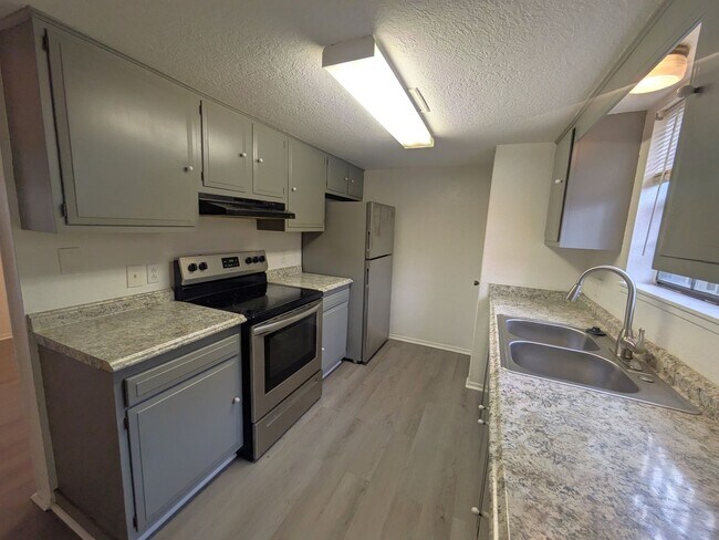 Building Photo - Townhome in the Heart of Beaumont!