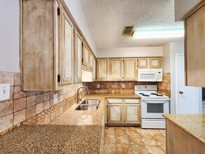 Building Photo - 17742 Kings Park Ln