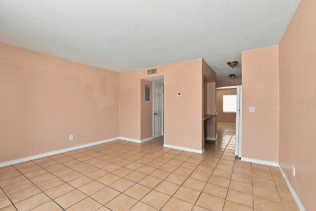 Building Photo - "Charming Kissimmee Retreat: Spacious 2-Bed Oasis with Modern Comforts!"