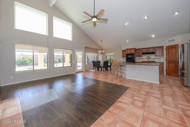 Building Photo - 831 S Rincon Rising Rd