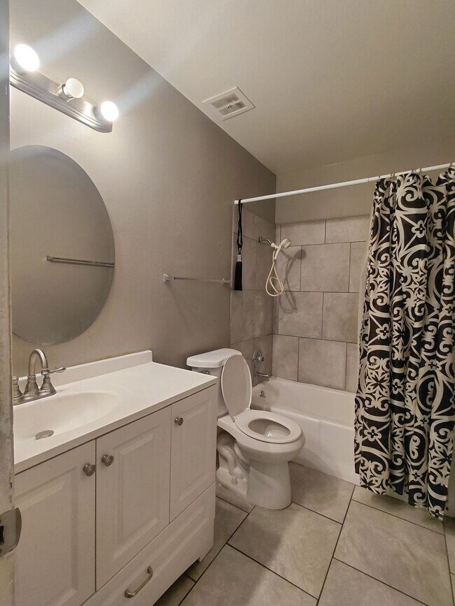 Building Photo - 111 Greenbriar Townhouse Way