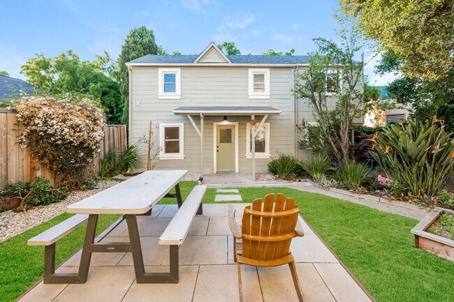 Building Photo - Available Northbrae Garden Cottage!