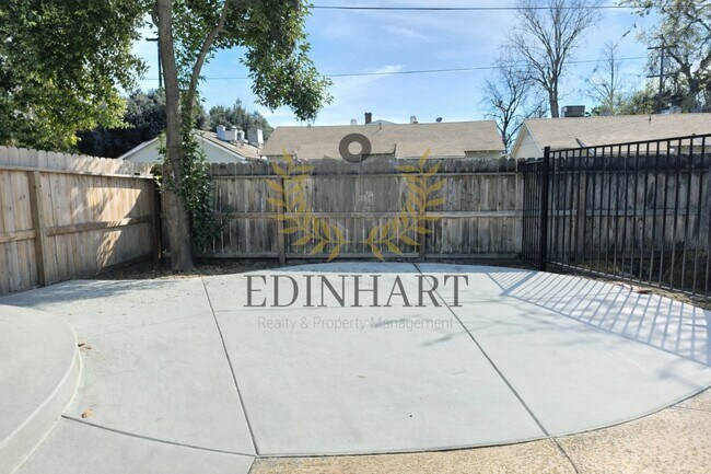 Building Photo - 1105 N College Ave