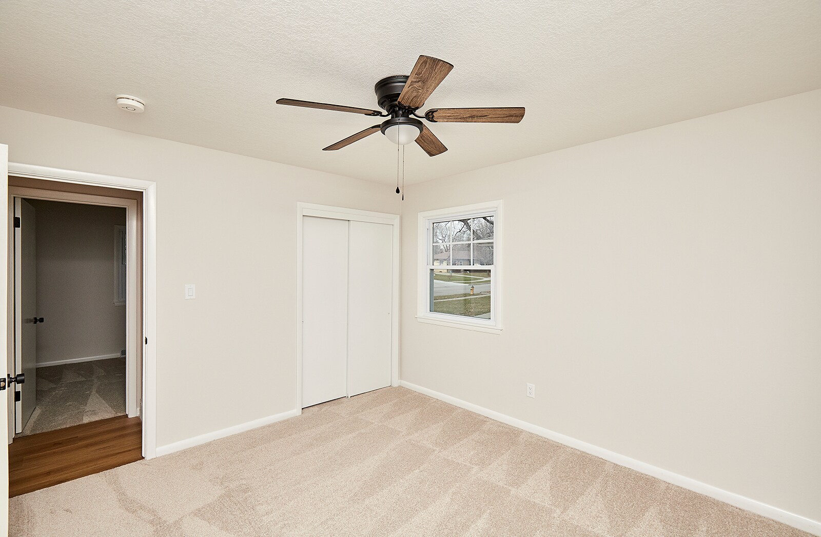 Building Photo - 409 SW Ash Dr