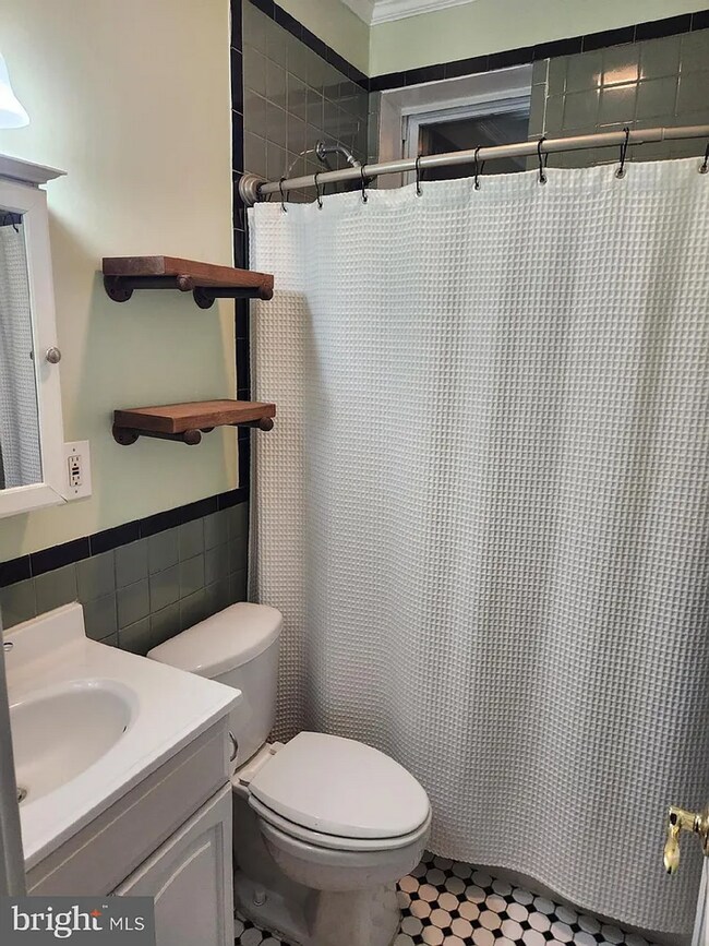 Building Photo - Gorgeous end-unit row home available for r...