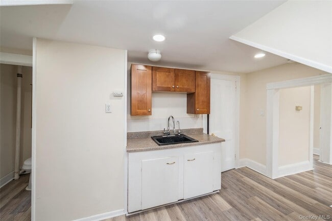 Building Photo - 36 Tyler Ave