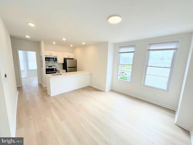 Building Photo - 5031 W Girard Ave