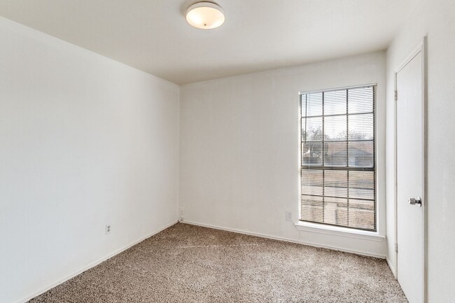 Building Photo - 2321 Colonial