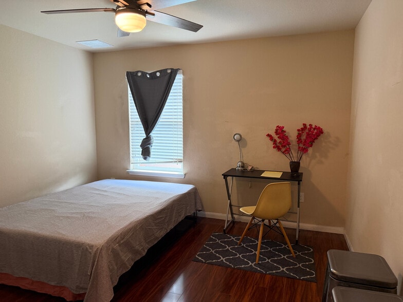 Building Photo - Room in House on Bettylou Ln