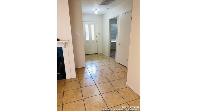 Building Photo - 117 Whisper Way