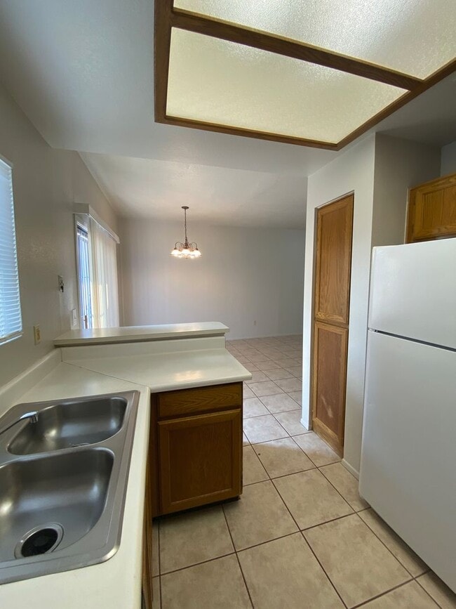 Building Photo - Chandler Townhouse 2 Bed & 1.5 Bath - 2 Story w/New Carpeting Full Size Washer/Dryer