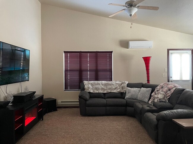 Building Photo - Spacious 2 Bedroom Twinhome SORRY NO PETS!!