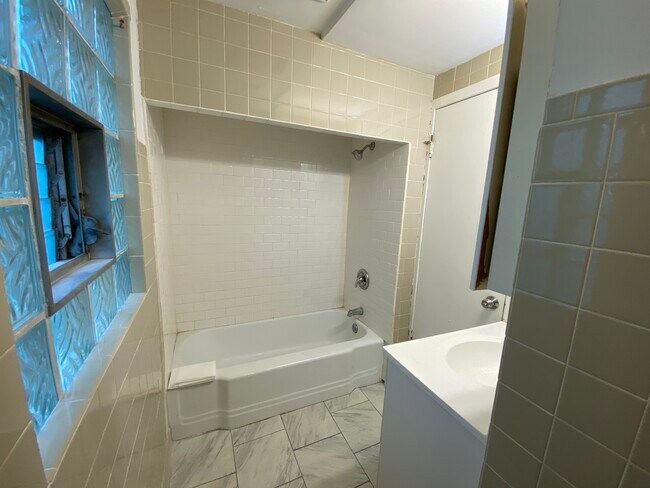 Building Photo - 1628 W 21st Pl