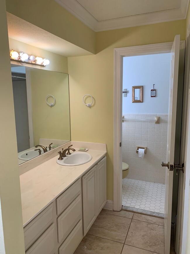 Building Photo - Metairie 3 Bedroom with Spacious Rooms and...