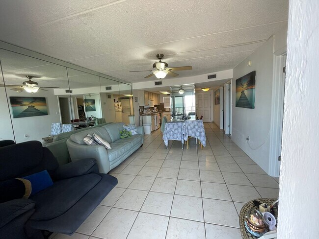 Building Photo - Ocean Front Condo in Ormond Beach