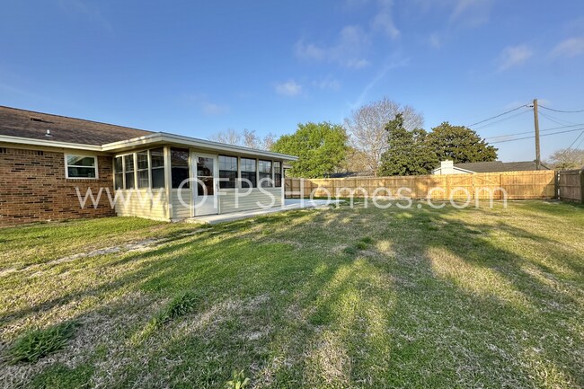 Building Photo - Move-in Special w/ Signed Lease by April 15