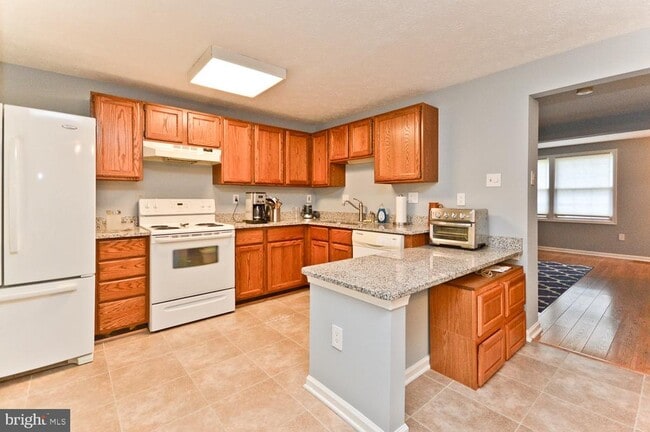Building Photo - 9505 Baroness Ct