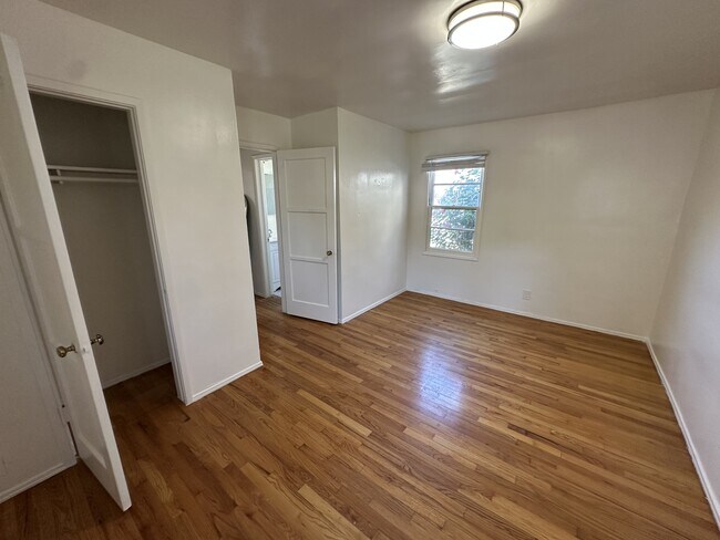 Building Photo - 2471 Silver Lake Blvd