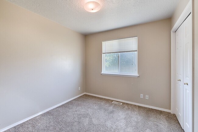 Building Photo - Close to Lake Lowell!