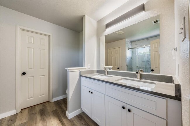 Building Photo - 1112 Doras Dr