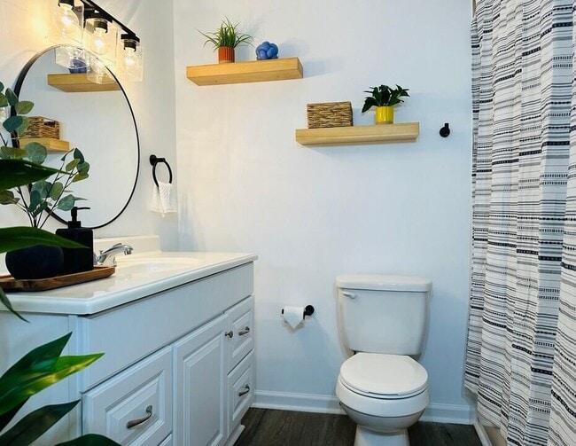 Building Photo - 4936 S Lakewood Dr