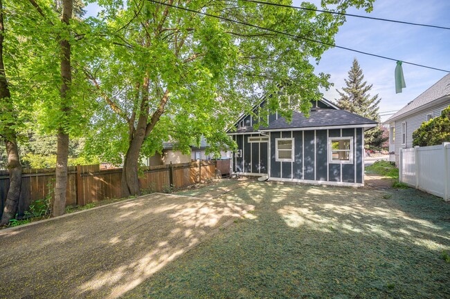 Building Photo - New Updated 3 Bed 2 Bath Lower South Hill Home!