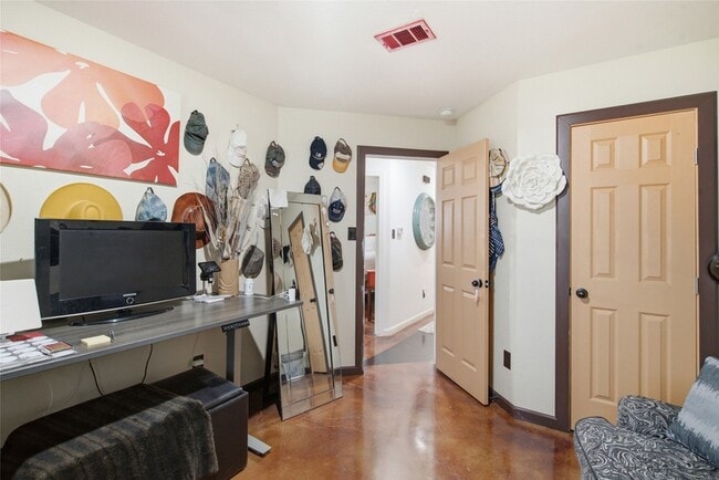 Building Photo - 2900 Fitzhugh Ave