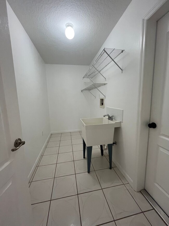 Building Photo - Single family Home with Florida room!