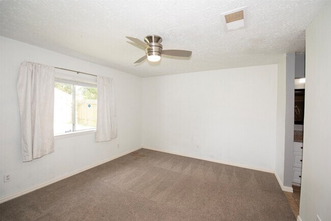 Building Photo - 2914 Tarpon Dr
