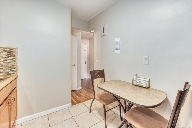 Building Photo - 250 W Merrick Rd