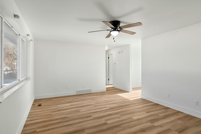 Building Photo - 1335 E Lester Dr