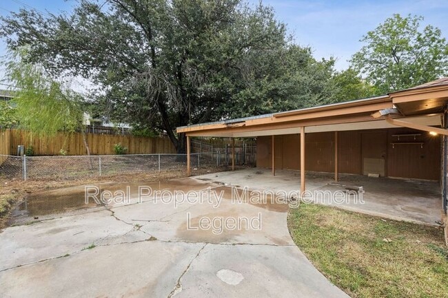 Building Photo - 8238 El Retiro Rd