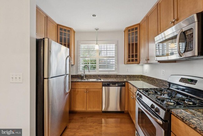 Building Photo - 4149 S Four Mile Run Dr