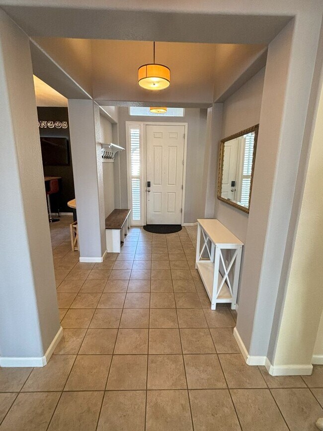 Building Photo - Sprawling Home Near UNR - One Level Living with 4 Beds - 3 Baths - 3 Car Garage