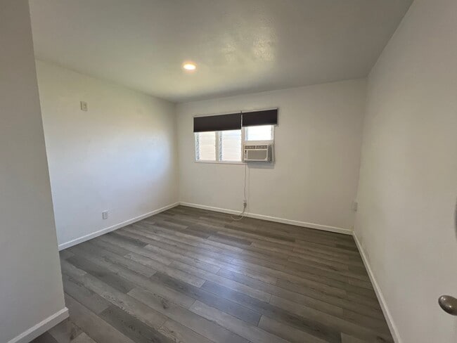Building Photo - 2 Bedroom Unit, 1.5 baths with one assigne...