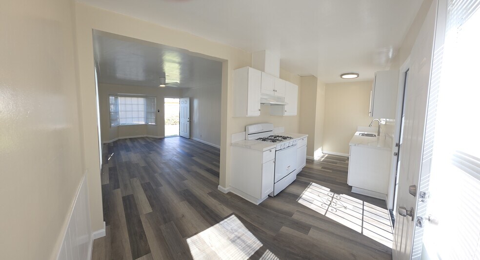 Building Photo - 15726 Halldale Ave