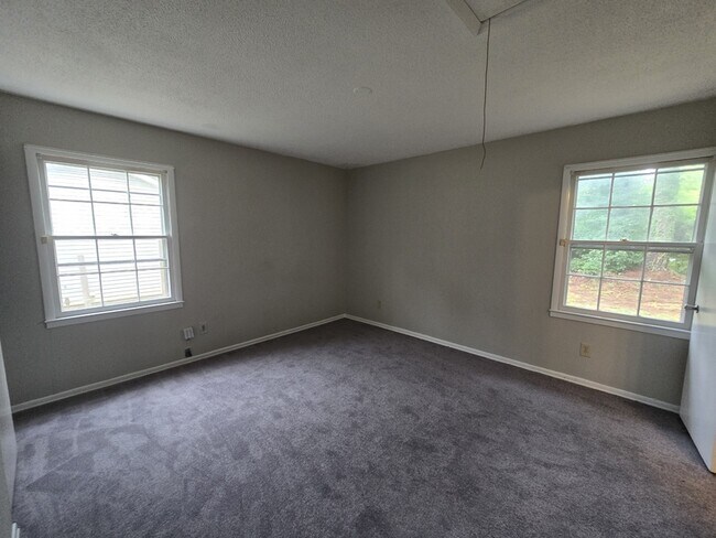 Building Photo - 1410 Suterland Rd